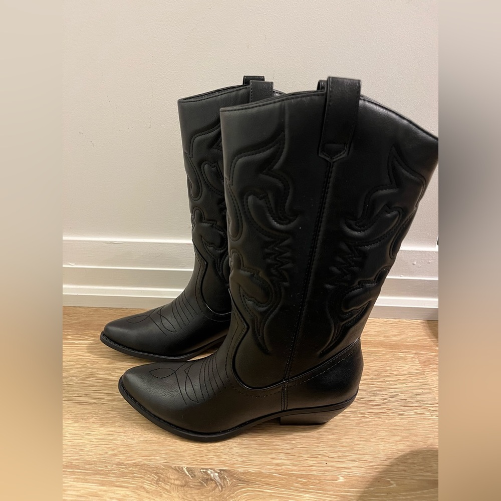 Soda Black Cowboy Boots size 8